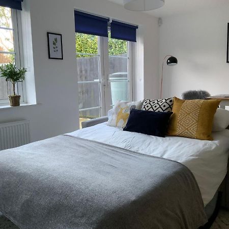 Stylish & Spacious 3 Bed House With 2 Free Car Parking Spaces Villa Appledram Exterior photo