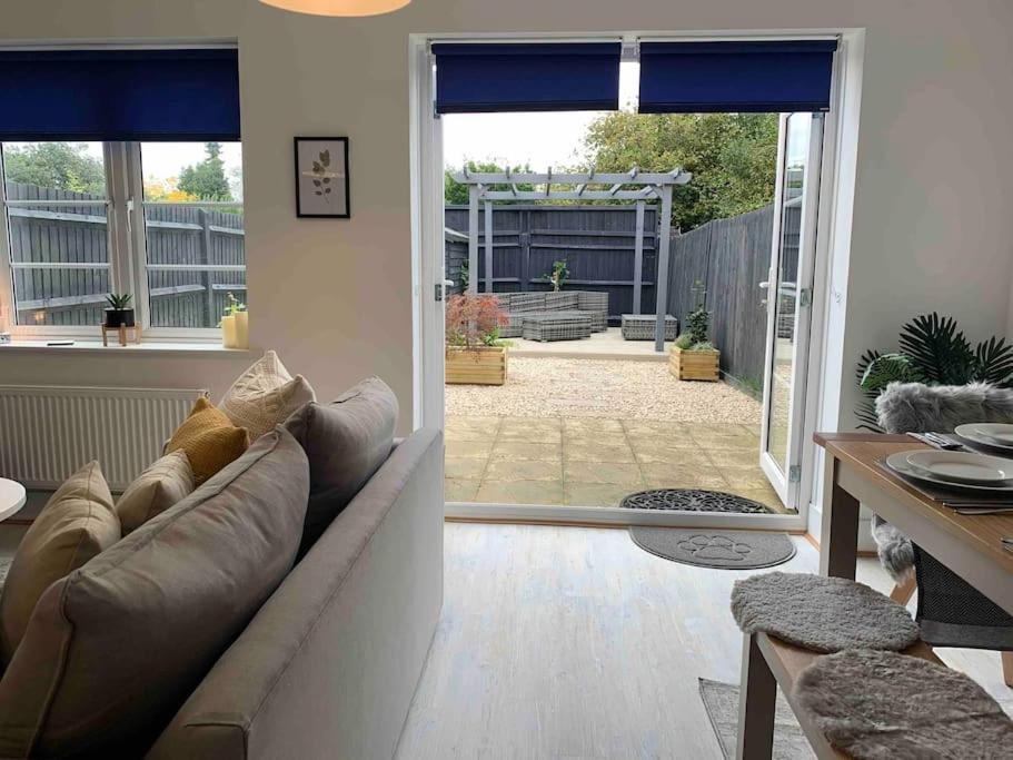 Stylish & Spacious 3 Bed House With 2 Free Car Parking Spaces Villa Appledram Exterior photo
