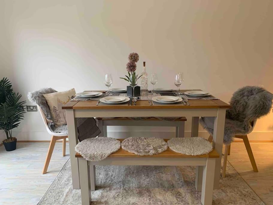 Stylish & Spacious 3 Bed House With 2 Free Car Parking Spaces Villa Appledram Exterior photo