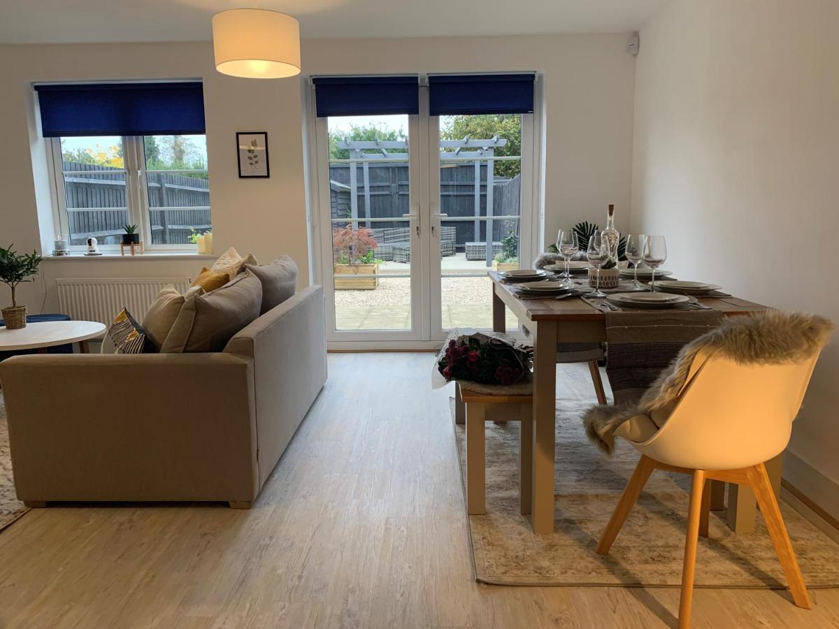 Stylish & Spacious 3 Bed House With 2 Free Car Parking Spaces Villa Appledram Exterior photo