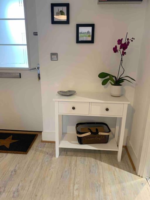 Stylish & Spacious 3 Bed House With 2 Free Car Parking Spaces Villa Appledram Exterior photo